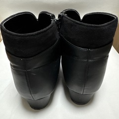 スエード&合成皮革のブラックブーツ24.5㎝の画像