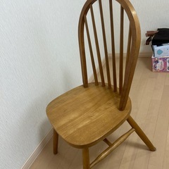 レトロなウッドチェアの画像