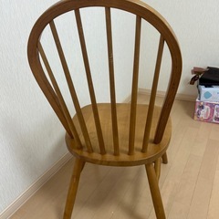 レトロなウッドチェアの画像
