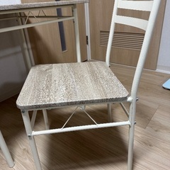 ダイニングテーブル＋椅子2脚セット（木目調・状態良好）の画像