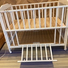 早期取引歓迎　katoji　カトージ/ベビーベッド/ホワイト/木製/キャスター付き/説明書付き ベビー家具・寝具 の画像