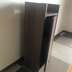 ルーターや、電話の棚の画像