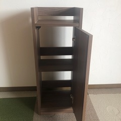 ルーターや、電話の棚の画像