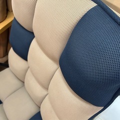 ネイビーとブラウンの手すり付きチェアの画像