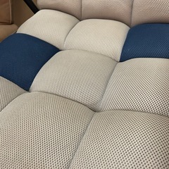 ネイビーとブラウンの手すり付きチェアの画像