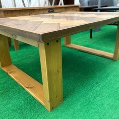 木製の柄付きテーブルの画像