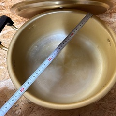大きな金の鍋の画像
