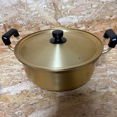 大きな金の鍋の画像