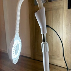 拡大レンズ付きスタンドライトの画像
