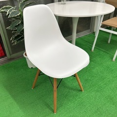 丸テーブルと椅子のセットの画像