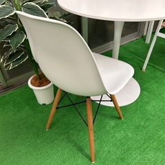 丸テーブルと椅子のセットの画像