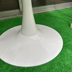 丸テーブルと椅子のセットの画像