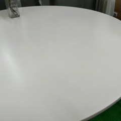 丸テーブルと椅子のセットの画像