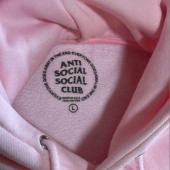 アンチソーシャル・ソーシャル・クラブのピンク フード付きパーカーLサイズの画像
