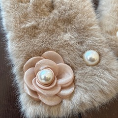 【新品未使用】パールとカメリアの装飾が施されたベージュのマフラーの画像