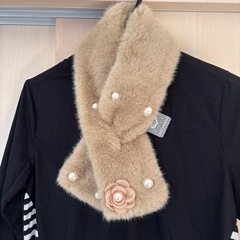 【新品未使用】パールとカメリアの装飾が施されたベージュのマフラーの画像