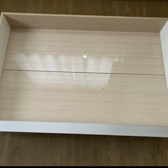 スチールラック2個、リュック、引き出しの画像