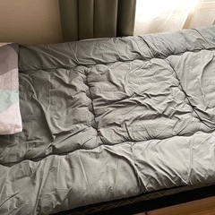 敷布団と枕の画像