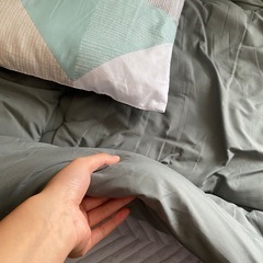 敷布団と枕の画像