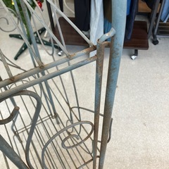 12/25まで店頭商品一部を除き半額クリスマスSALE!!開催中　サ2512-254 アンティーク調 アイアンガーデンラック 折りたたみ キズサビ有り パーツ欠損の画像