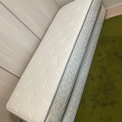 ACTUS/アクタス FBベッド フラット クイーンサイズ＋セミシングルマットレス2つの画像