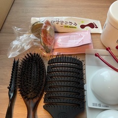 美容・セルフケア用品まとめ売り（ULRUB／ヘアブラシ／マッサージ用品 他）の画像