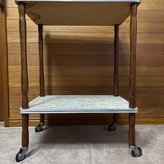 レトロなワゴンの画像