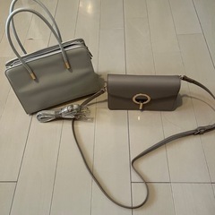 服とカバンの画像