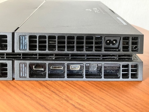 【中古】PS4本体 500GB ジェット・ブラックモデル 
ゲームソフト付き