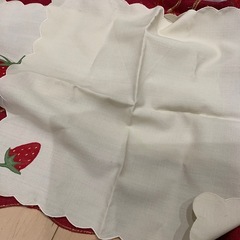 ランチョンマット　と　ハンカチ　苺の画像