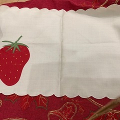 ランチョンマット　と　ハンカチ　苺の画像