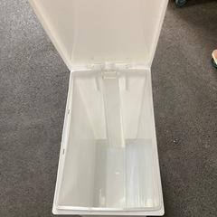 フタ付きゴミ箱　の画像