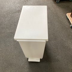 フタ付きゴミ箱　の画像