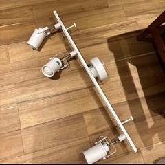 ライティングレール　ホワイト スポットライト 3つセッの画像