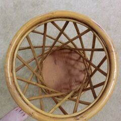 籐の丸椅子の画像