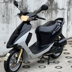 大人気セール‼️安心のバッテリー新品✨️前後タイヤ新品✨️外装新品😳嬉しいシート張替え♪オイル満タン補充済み🈵オイル交換不要⭕️継ぎ足しだけで🆗2サイクルでパワフルな走り💨 スポーツモデルでカッコイイ😎ディスクブレーキで制動性抜群💥CA1PB ZZ✴の画像