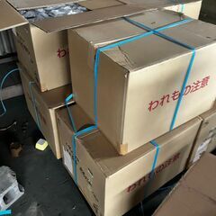 オリカ産業製　プラ製重箱　赤和紙むすび　蓋つき　14.5ｃｍ　たくさんあります。の画像