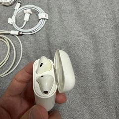AirPods本体と充電器、ケーブルセットの画像