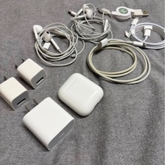 AirPods本体と充電器、ケーブルセットの画像