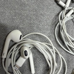 AirPods本体と充電器、ケーブルセットの画像