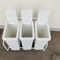 ペダル式 ダストボックス 3個　キャスター付ゴミ箱台付き　白の画像