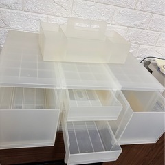 無印良品　ポリプロピレン　引き出し4つ、収納キャリーボックスワイド1つ、の画像