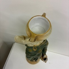 女性像の装飾オブジェ（花器／壺持ちタイプ）の画像