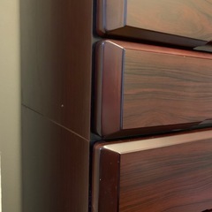 ２つに分かれる　桐のタンスの画像