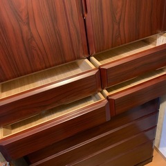 ２つに分かれる　桐のタンスの画像