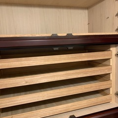 ２つに分かれる　桐のタンスの画像