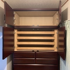 ２つに分かれる　桐のタンスの画像