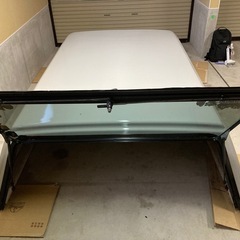 トラック用キャンパーシェル FRP 白 ロングベッド用？ 鍵付きリアガラス
の画像