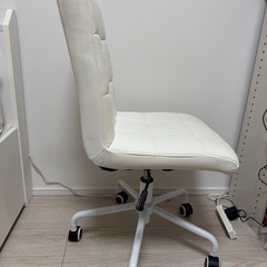 ローラー付き椅子の画像