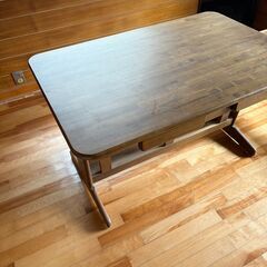 ダイニングテーブルの画像